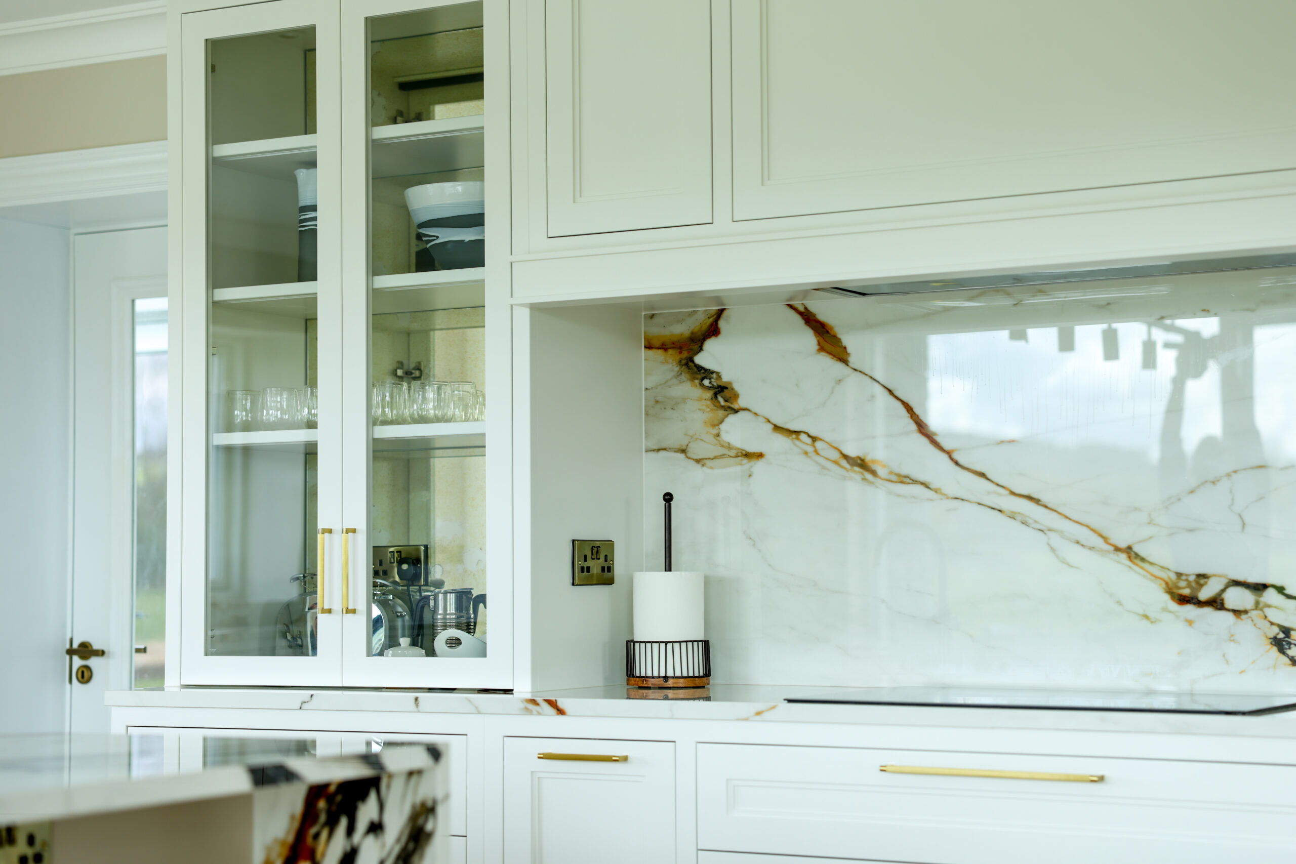 Stone Splashback Drinks Cabinet - White/Gold