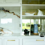 Pantry/StoneSpalshback-White/Gold